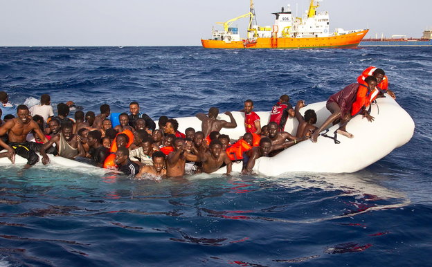 Geflüchtete treiben in einem sinkenden Schlauchboot auf dem Mittelmeer.