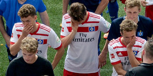 Traurige HSV-Fußballer beim Verlassen des Stadions