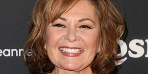 Schauspielerin Roseanne Barr lächelt gequält
