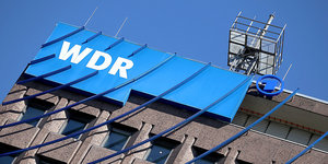Ein WDR-Logo an einem Gebäude