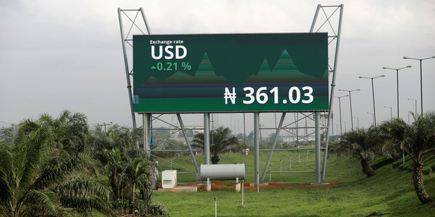 Eine Anzeigentafel zeigt den Wechselkurs von US-Dollar und dem Naira