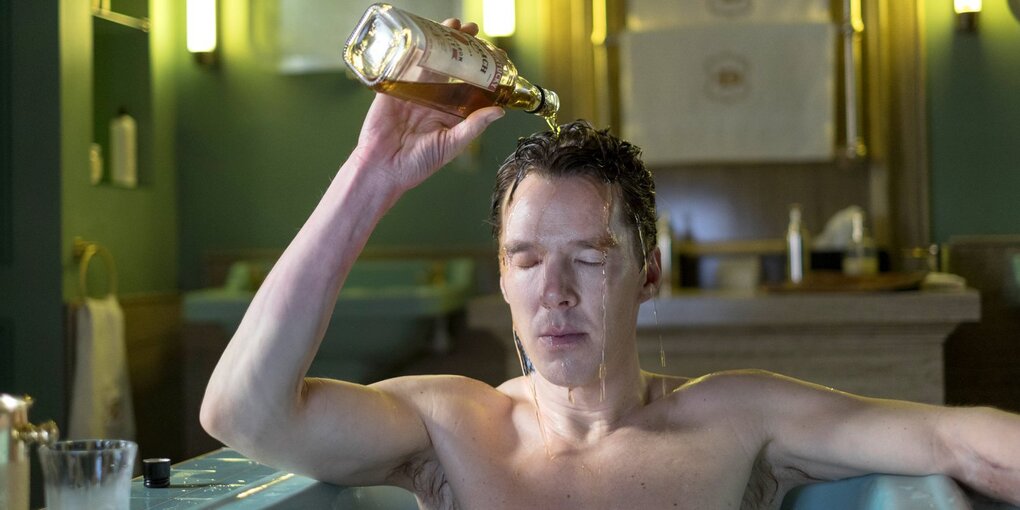 Patrick Melrose (Benedict Cumberbatch) sitzt in der Badewanne und gießt sich Schnaps über den Kopf.