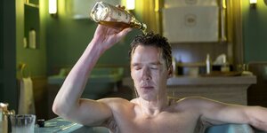 Patrick Melrose (Benedict Cumberbatch) sitzt in der Badewanne und gießt sich Schnaps über den Kopf.