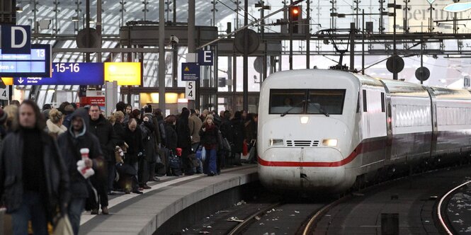 Ein voller ICE-Bahnsteig