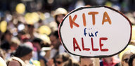 Ein Demoschild mit der Aufschrift "Kita für alle"