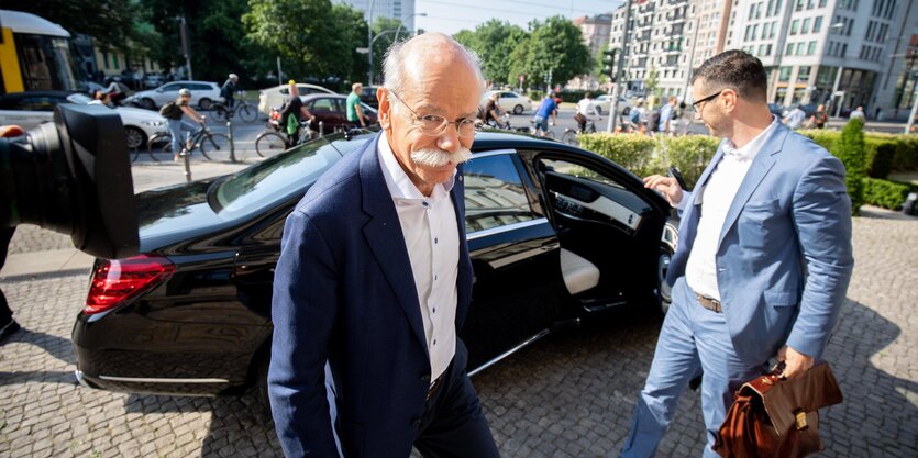 Zetsche auf dem Weg zum Treffen mit Scheuer