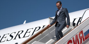 Außenminister Heiko Maas (SPD) läuft nach seiner Ankunft in Moskau eine Gangway hinab