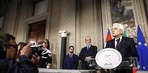 Italiens Staatspräsident Mattarella spricht vor Journalisten