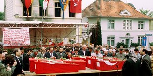 Archivbild von dem Anschlag in Solingen 1993: Das Foto zeigt die Särge von fünf Türkinnen vor dem ausgebrannten Haus in Solingen.