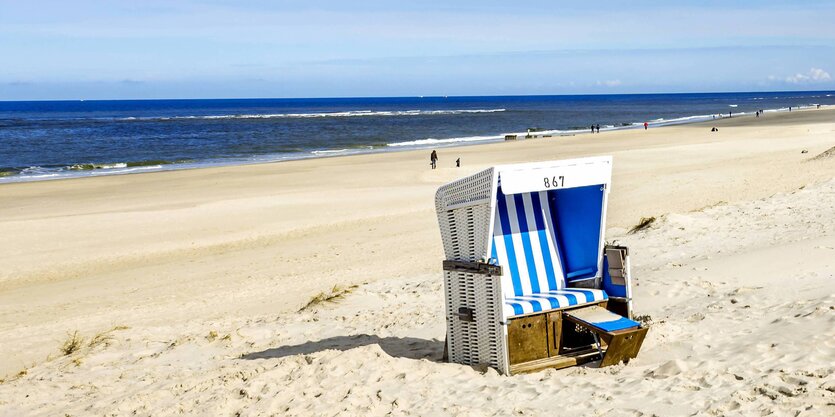 Sandstrand mit Strandkorb