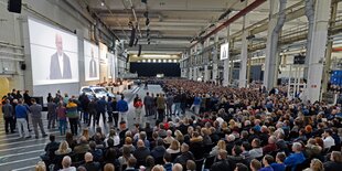 viele Menschen in einer großen Halle