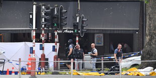 Polizisten mit Westen auf einer Straße