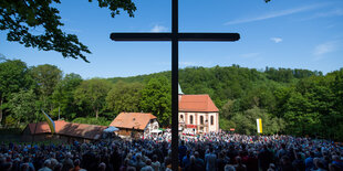 Großes Kreuz vor zahlreichen Gläubigen