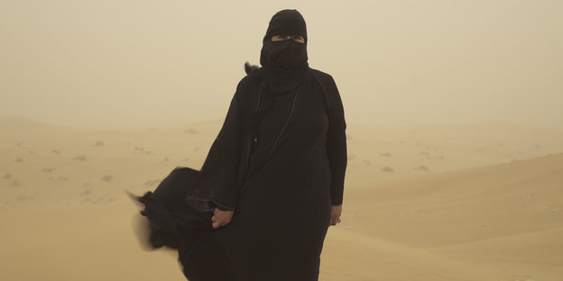 Die verschleierte Hissa Hilal in der Wüste