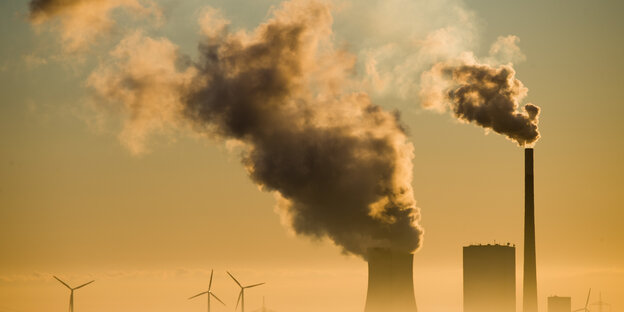 Windkrafträder und Kohlekraftwerk