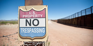 Schild mit der Aufschrift "US-Besitz. Betreten verboten"