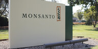 Eine weiße Mauer mit der Aufschrift Monsanto