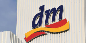 Das Logo der dm-Kette
