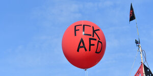 Ein Luftballon vor blauem Himmel. Auf ihm steht: "FCK AFD"