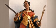 Eine Kirchenfigur einer Frau mit Schwert