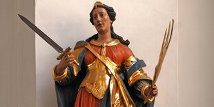 Eine Kirchenfigur einer Frau mit Schwert