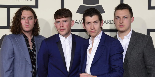 Die Mitglieder der Arctic Monkeys schauen in die Kamera