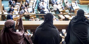 Nikab-Trägerinnen sitzen auf Besucherplätzen im Parlament