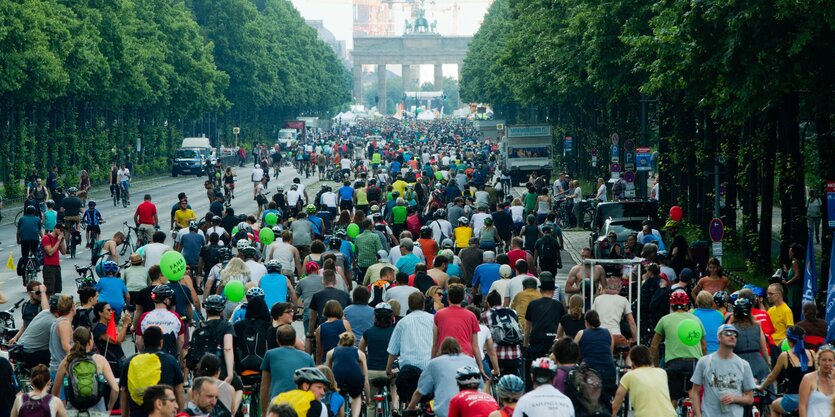 Viele Fahrradfahrer auf der Straße des 17. Juni mitten in Berlin