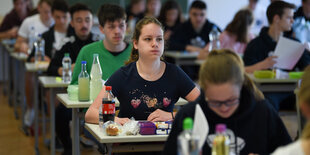 Abiturprüfung in einer vollbesetzten Klasse