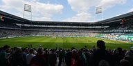 Das voll besetzte Weser-Stadion bei einem Fußballspiel