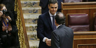 Rajoy schüttelt seinem Nachfolger Sánchez die Hand