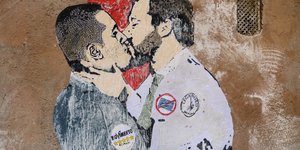 Ein Graffito zeigt Matteo Salvini und Luigi di Maio beim Küssen