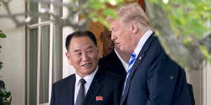 Zwei Männer, Kim Yong Chol und Donald Trump