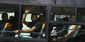Freigelassene Opoositionelle in einem Bus