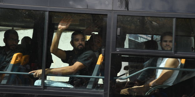 Freigelassene Opoositionelle in einem Bus