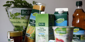 Bio-Produkte verschiedener Lebensmittel-Discounter stehen am 28. Juli 2009 in Berlin auf einem Tisch.