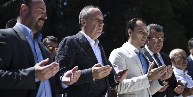 Muharrem Ince (2. v.c r.) beim Gebet auf dem muslimischen Friedhof der griechischen Stadt Komotini