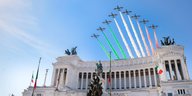 Flugzeuge zeichnen Rauchstreifen in den italienischen Nationalfarben in den Himmel über Rom