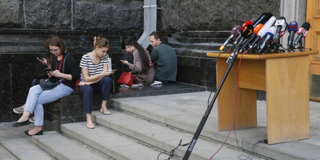 ournalisten in Kiew warten auf eine Pressekonferenz