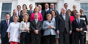 Das Kabinett von Angela Merkel posiert für ein Foto