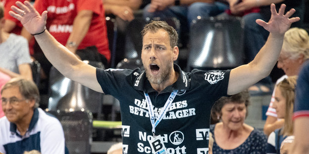 Flensburgs neuer Chefcoach Maik Machulla breitet die Arme aus.