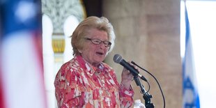 Ruth Westheimer spricht in ein Mikrofon