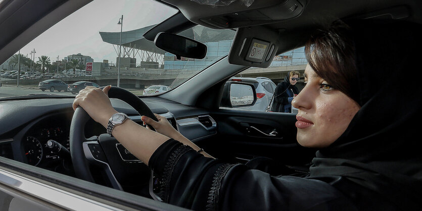 13.05.2018, Saudi-Arabien, Riad: Eine Frau sitzt bei einer Automesse, die ausschließlich für Frauen ist, in einem Auto.