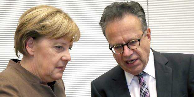 Angela Merkel im Gespräch mit Frank-Jürgen Weise