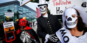 Demonstrierende gehen in Bonn in Totenkostümen gegen die Fusion von Bayer und Monsanto auf die Straße