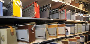 In langer Reihe stehen Stern Kofferradios im privaten Rundfunkmuseum in Luckenwalde