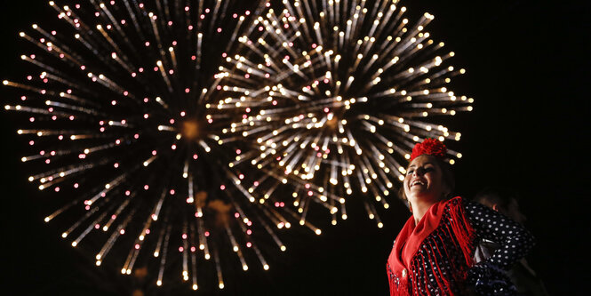 Flamenco-Tänzerin vor Feuerwerk