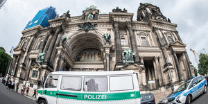 Ein Polizeiauto vor dem Berliner Dom