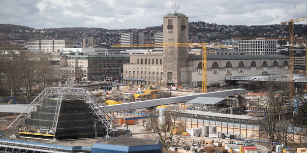 Stuttgart: Der Hauptbahnhof ist hinter der Baustelle für das Bahnprojekt Stuttgart 21 zu sehen