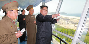 Nordkoreas Staatschef Kim Jong Un bei der Besichtigung einer Baustelle